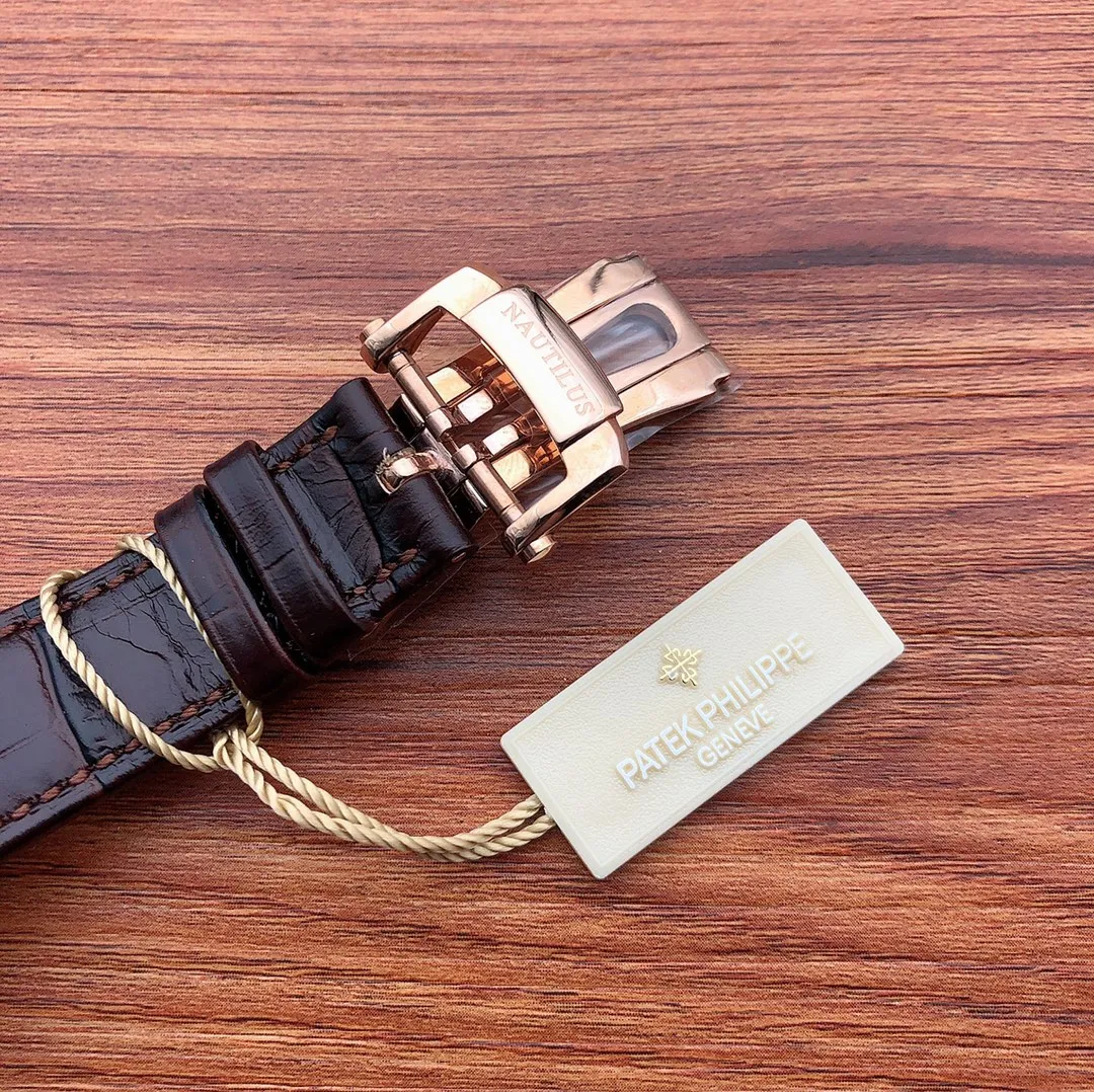 【Top Replica】💰5200! PF shockingly produces Patek Philippe 🎮King of Steel Watches 5711R Nautilus King of Steel Watches PP Patek Philippe 5711 is the best detoxification solution on the Internet, with Patek Philippe 9015 modified Cal.324 self-winding movement (non-domestic machine modification) 40x10mm, 🎮Customized ergonomic strap, the middle bead of the steel strap is diamond-shaped, and the best-selling style in the market Combined with genuine products. The polishing of the case is more perfect and comes with a full set of original Patek Philippe double-sealed packaging boxes, giving you the best Patek Philippe experience on the Internet. 🎮Sanjie exquisitely recommends men’s fully automatic mechanical movement men’s watches. SJ carefully creates ultra-realistic photo shoots for you.